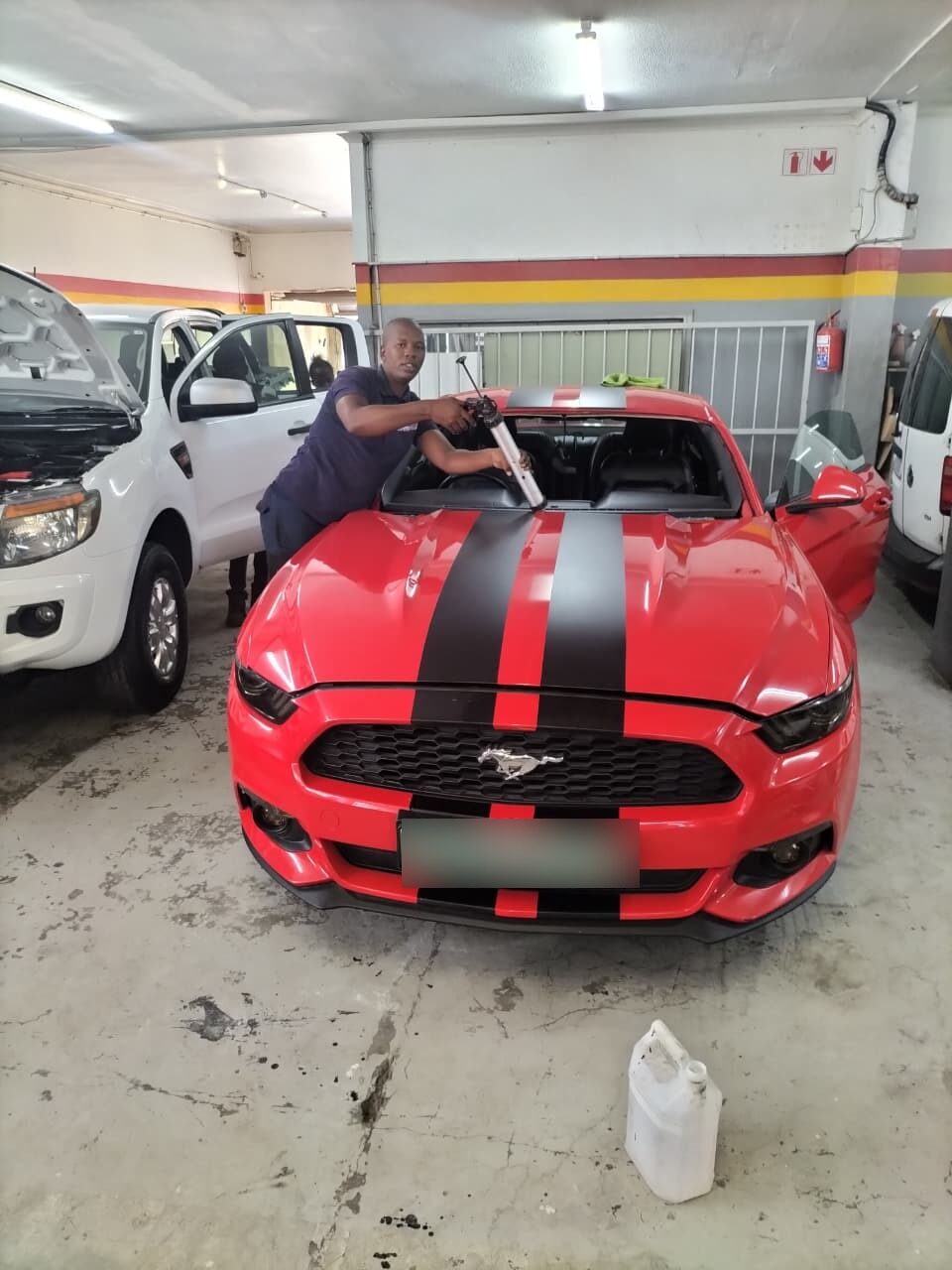 BBi technician fitting a windscreen on a Ford Mustang