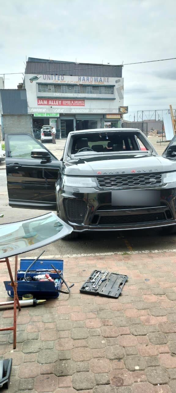 Range Rover windscreen replacement in progress at BBi Auto Glass
